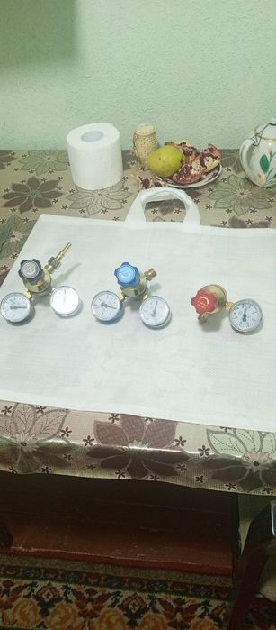 Манометры для газовых баллонов (O₂, CO₂, N₂).