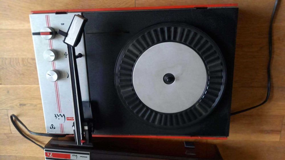 Предлагам работещ грамофон