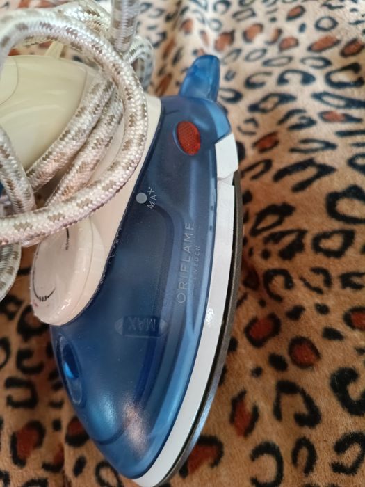 Дорожный маленький утюг