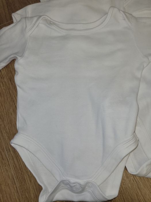 Лот бели бодита, 9-12 месеца