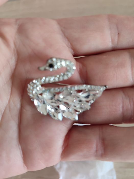 Брошь со стразами