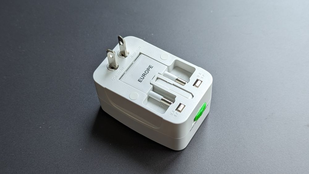 Adaptor priza universal de calatorie UK/US/EU/AU cu protectie