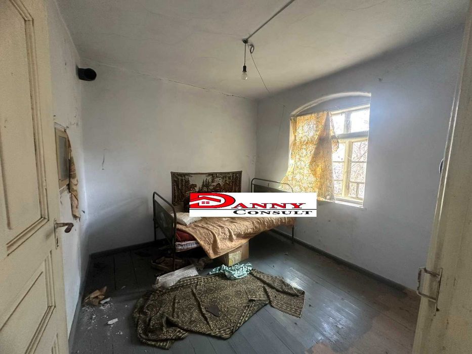 Едноетажна стара къща с двор в с. Димча