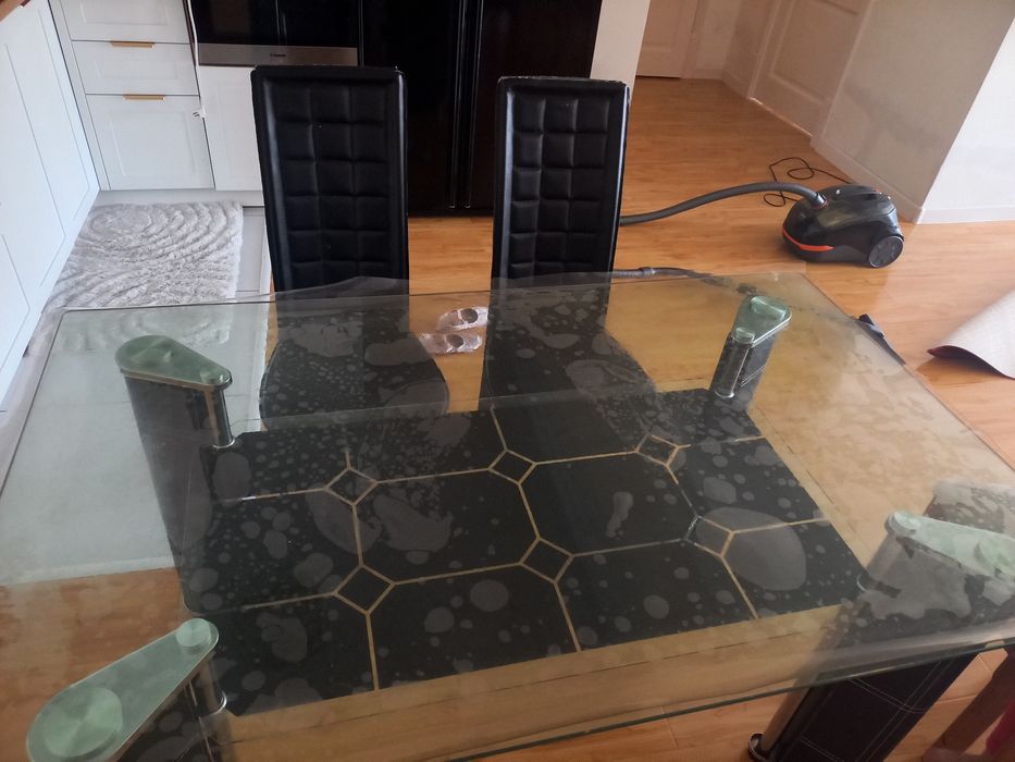 Продам стеклянный стол