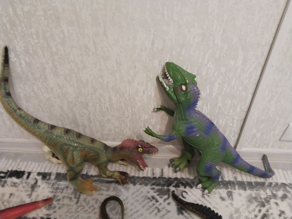 Продам игрушки резиновые динозавры