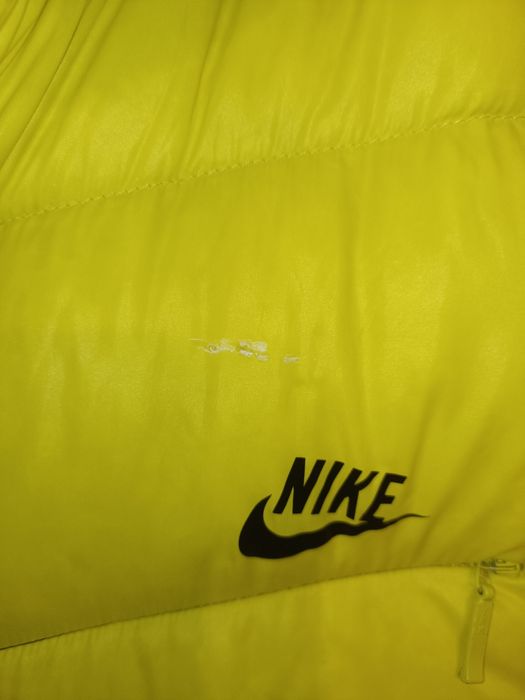 Geacă Nike cu mici zgârieturi !