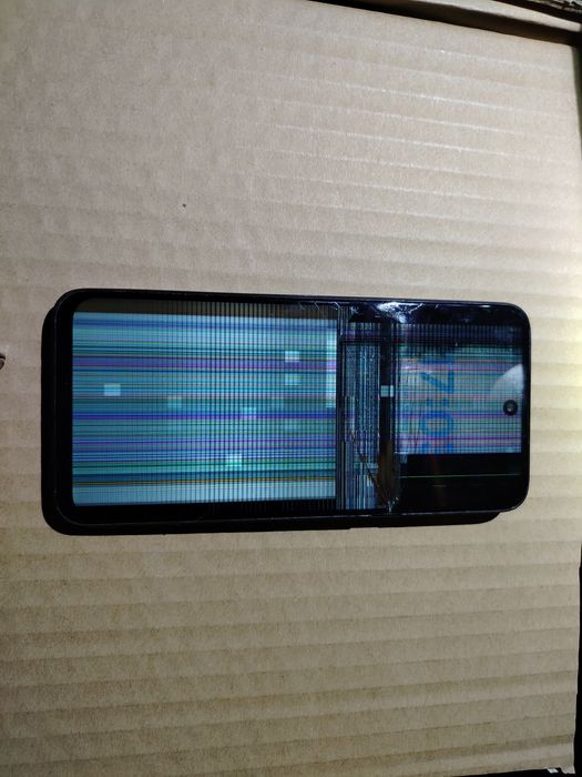 Telefon TCL 60R 5G 128GB 4GB RAM  cu display-ul defect (spart). Vibrează, se aud sunete. Pentru piese