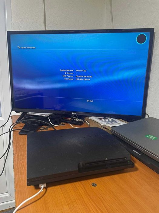 Vând PlayStation 3 Slim, model CECH-3004B.