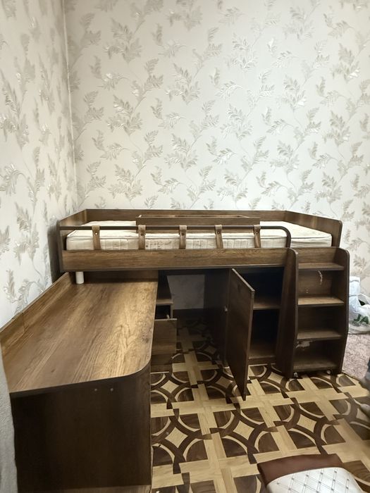 Кровать,рабочий стол, шкафы