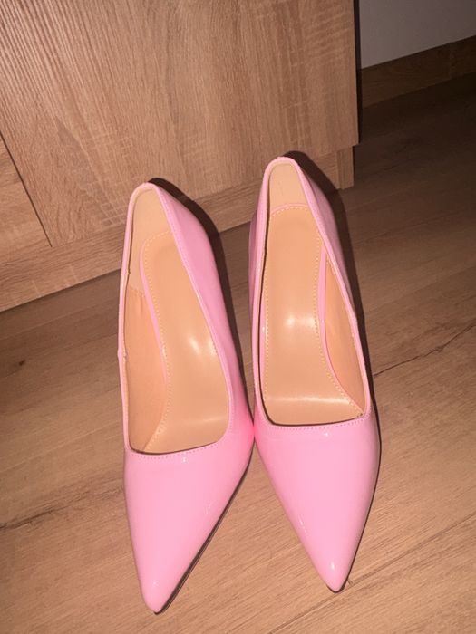 Стилни розови токчета