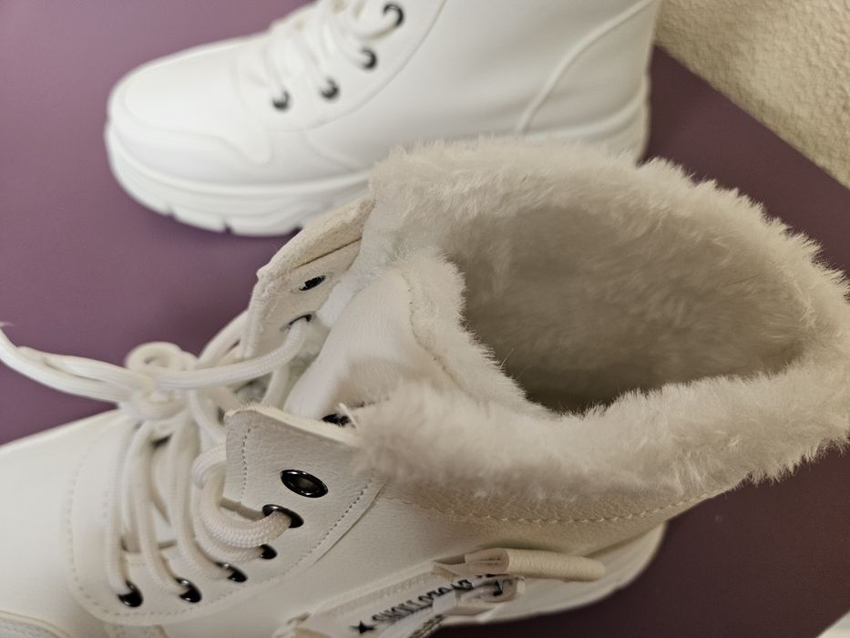 Бели обувки с вата