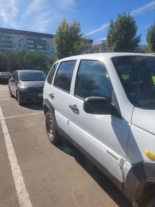 Машина шевролет нива