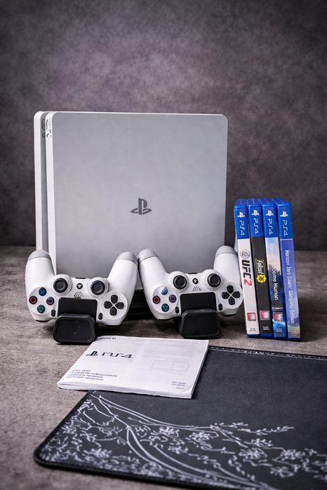 Продам пс 4 слим  + 2 геймпада + диски + игры на акаунте
