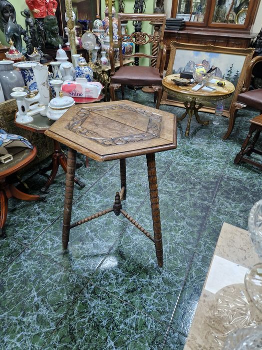 Страхотна антикварна холандска дървена масичка резба