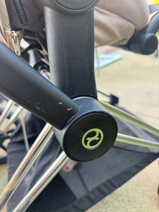 Cybex Priam  Beige Пълен пакет + кош за новородено в черен цвят