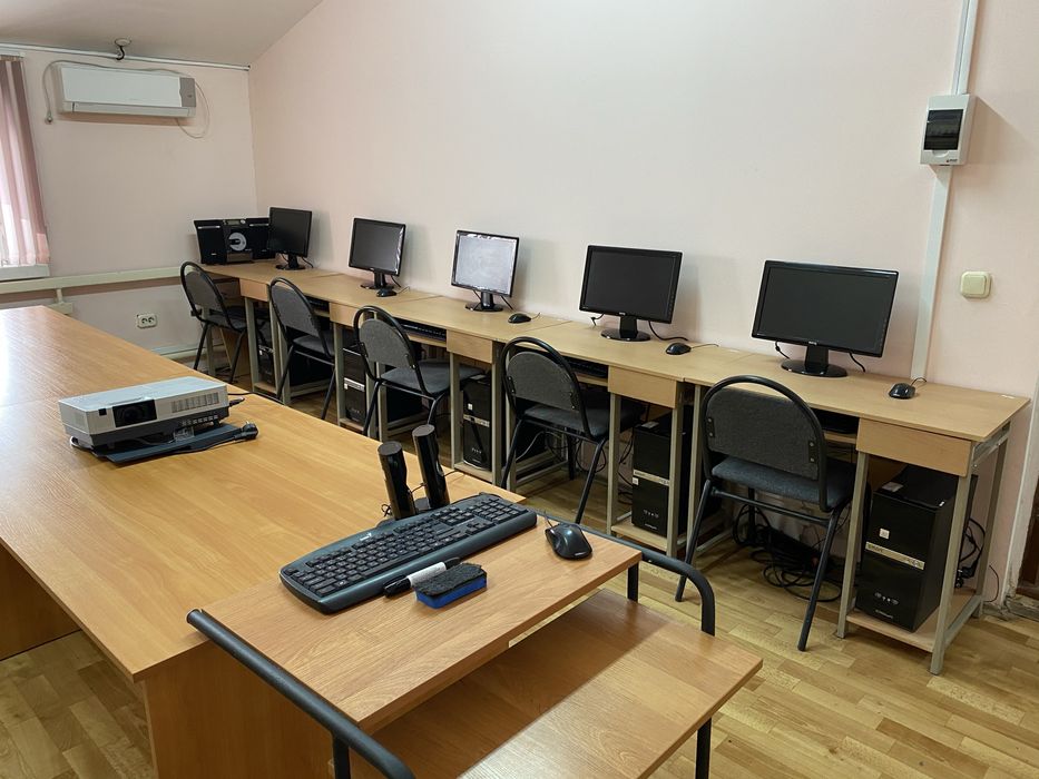 Компьютер и стол