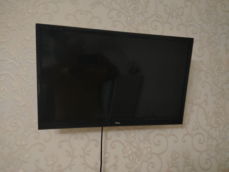 Продам телевизор с кранштейном