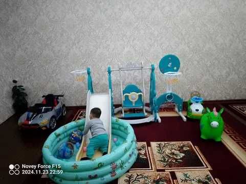 Детская игровая площадка с горкой, качелей и кольцом