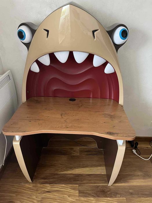 Мебели за детска спалня в пиратска тематика (легло, бюро и библиотека)