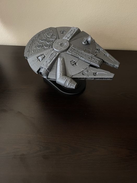 Легендарният кораб Millennium Falcon – Star Wars