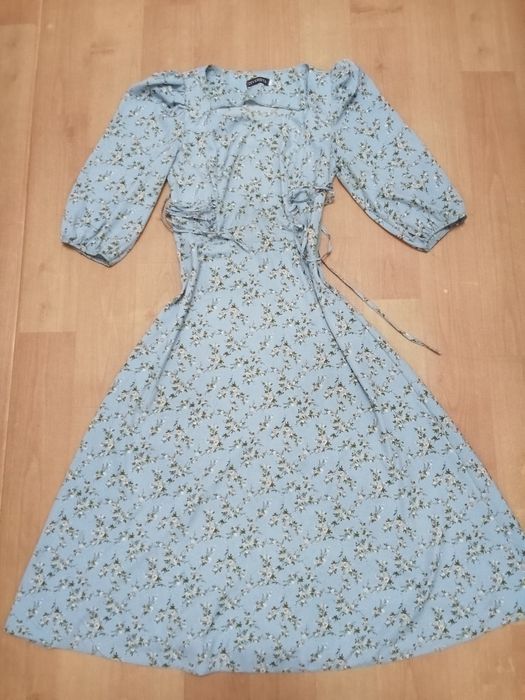 Платье с завязками по бокам