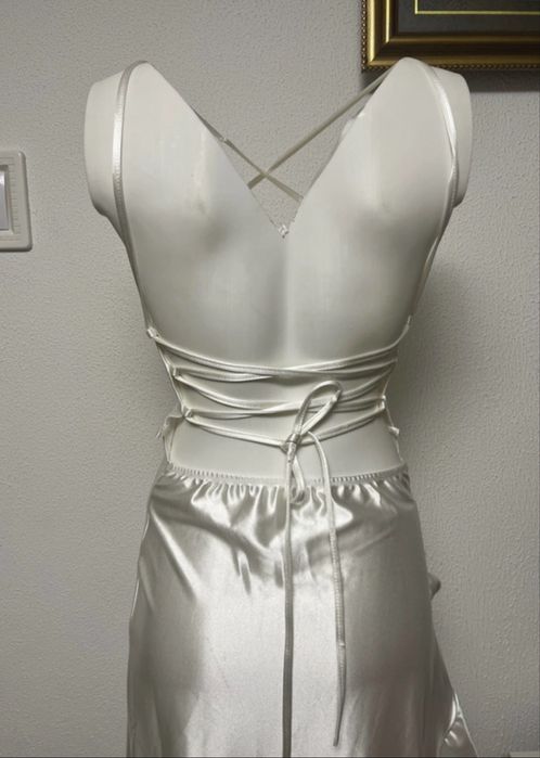 Rochie alba crepata pe picior