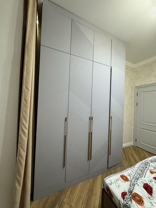 Виестительный шкаф с зеркалом