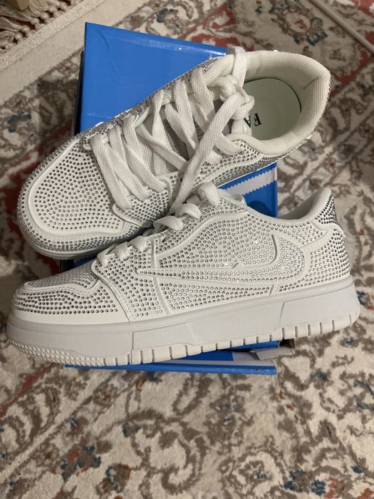 Стильные белые кроссовки со стразами (новые)