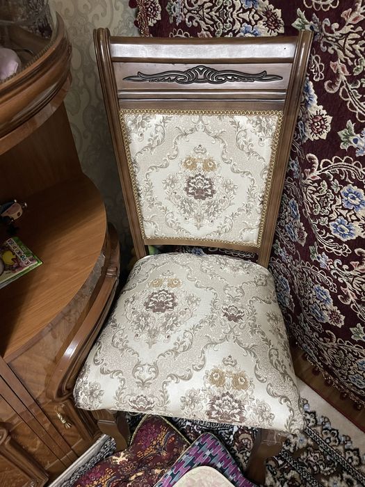Стол и стулья как новые