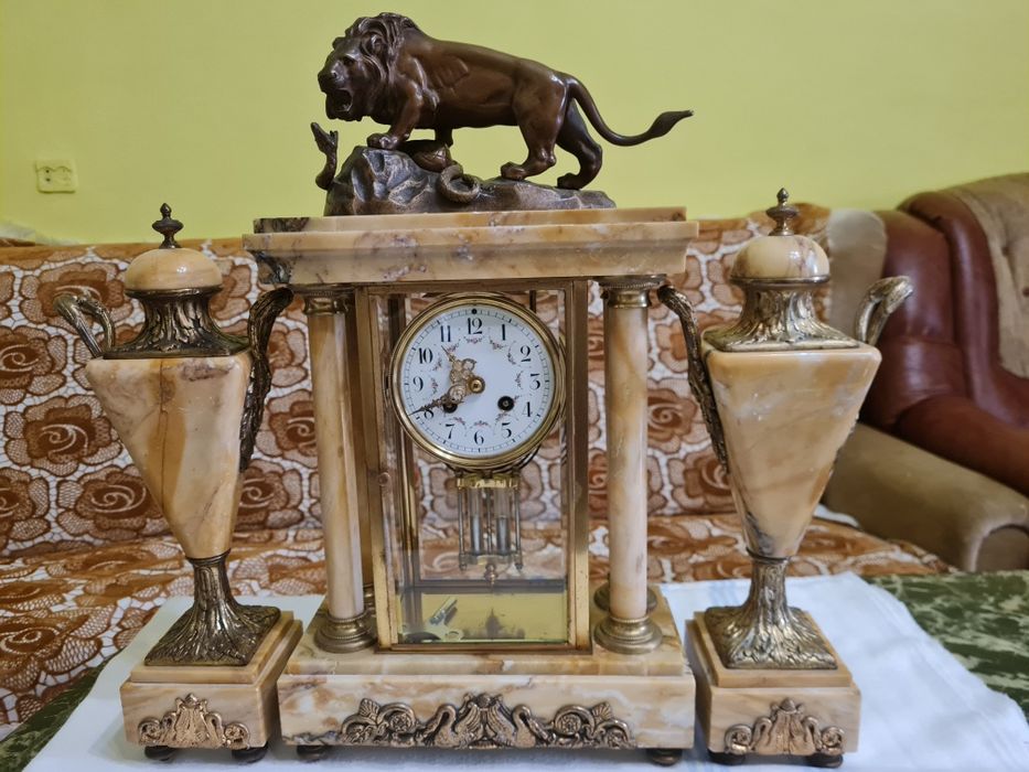 Vand ceas de semineu din marmura cu statuie de bronz