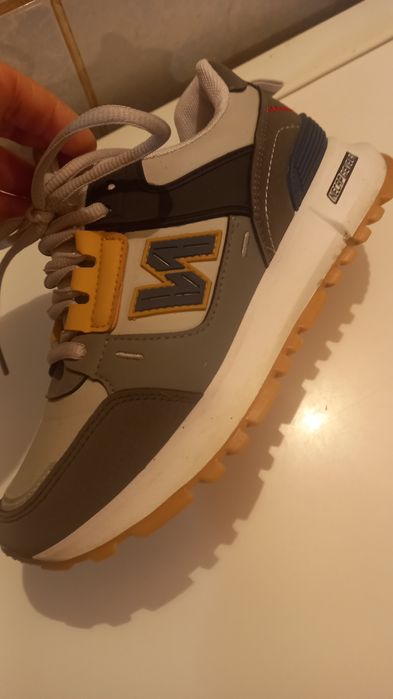 Продам новые кроссовки