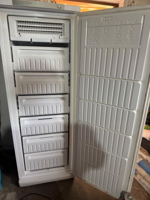 Продам морозильник Indesit
