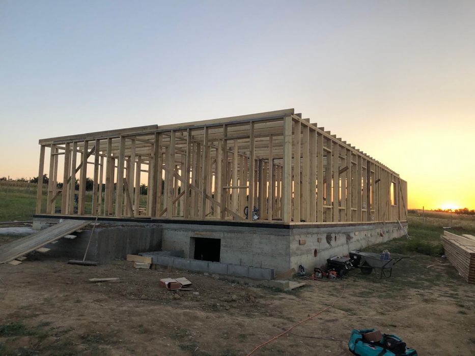 Execut case pe structura de lemn