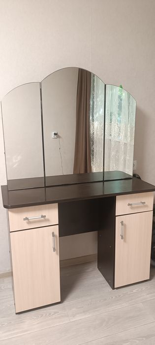 Продам дамский столик