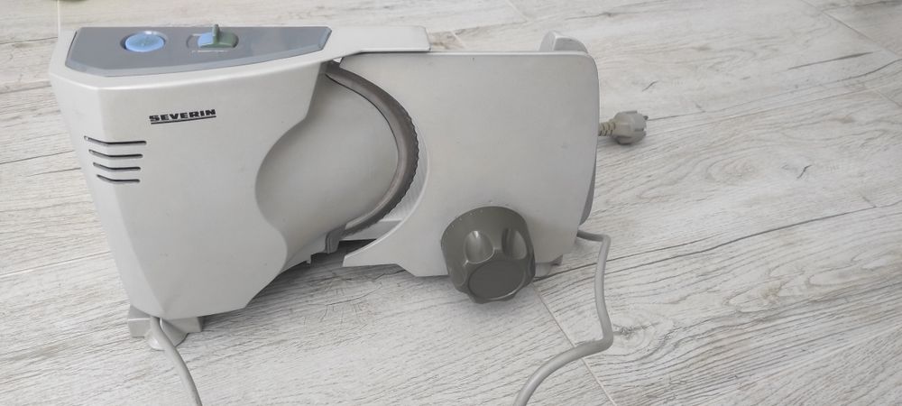 Електрическа колбасорезачка