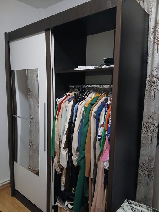 Dulap cu uși glisante