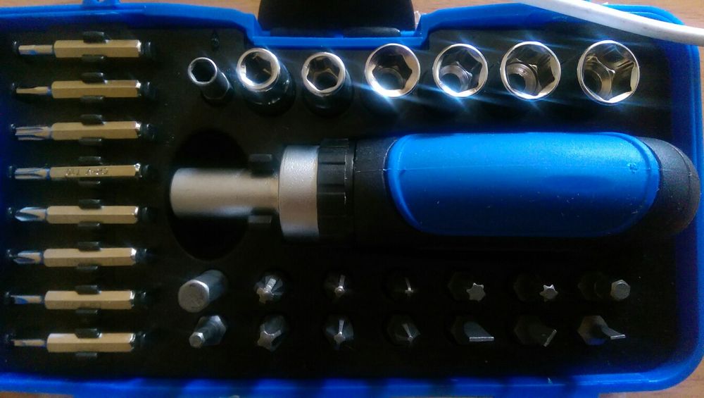 Отвертка. (реверсная)с набором насадок.