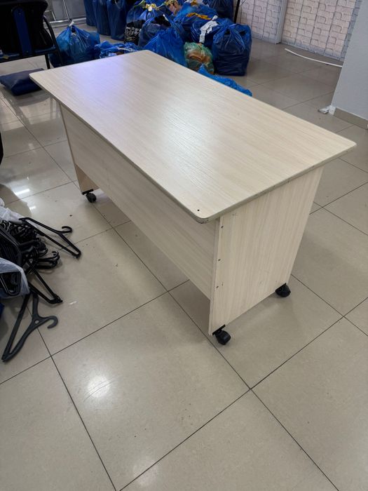 Столы ,  на колесиках б/у