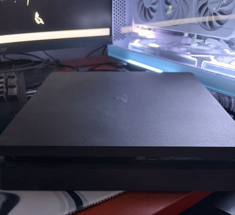 Sony PlayStation 4 (PS4) Slim 500GB + 2 Джойстика + 16 Оригинални Игри (Отлично състояние)