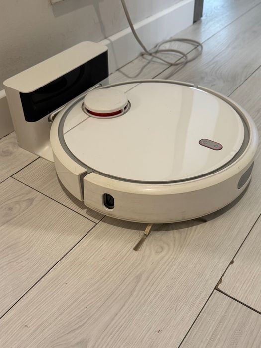 Продам робот-пылесос Xiaomi Mi Robot Vacuum Cleaner