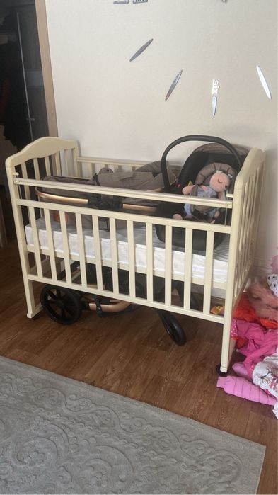 Детская кровать с колесиками