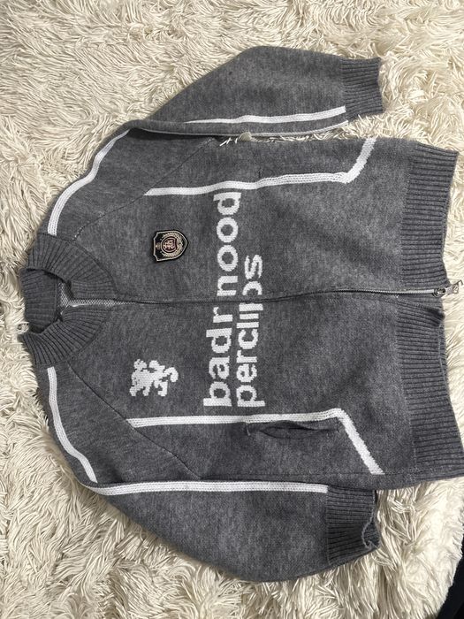 Серый свитер на замке