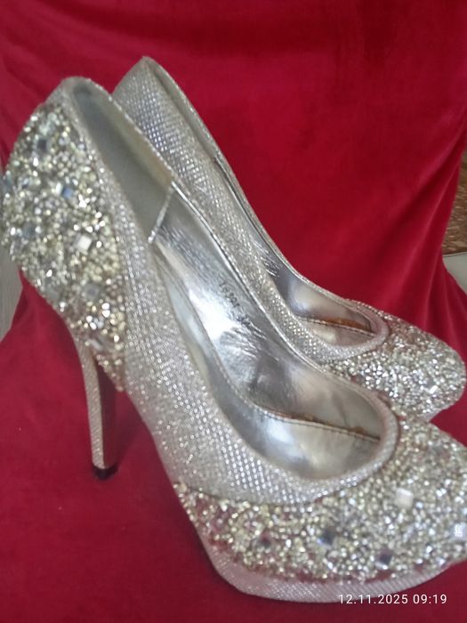 Pantofi cu toc inalt