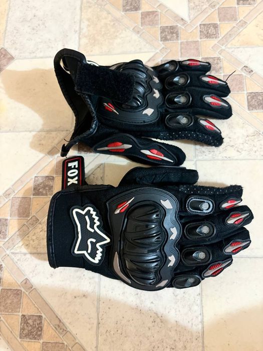 Шлем и перчатки для мотоцикла