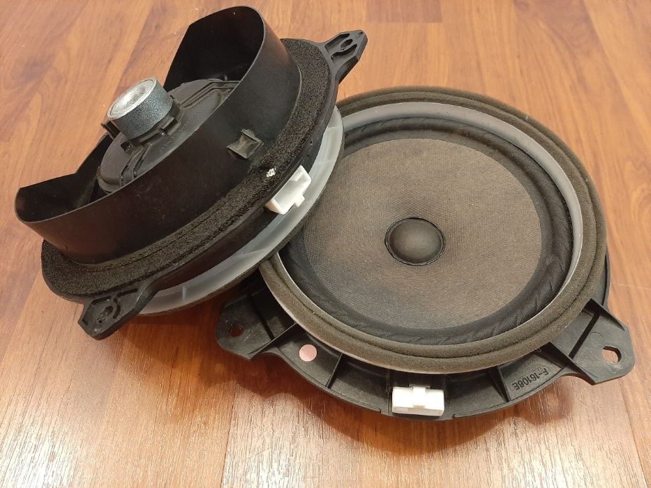 Продам Динамик передней двери Toyota