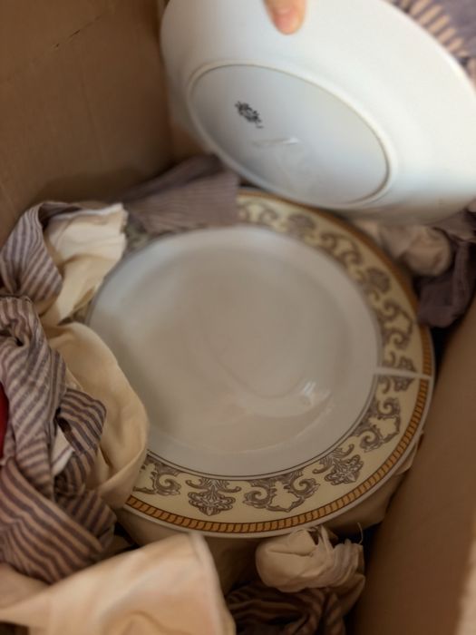 Продам посуду тарелки, чашки, чайник