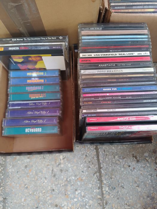 Colecție în jur de 400 cd uri originale cu artisti consacrati