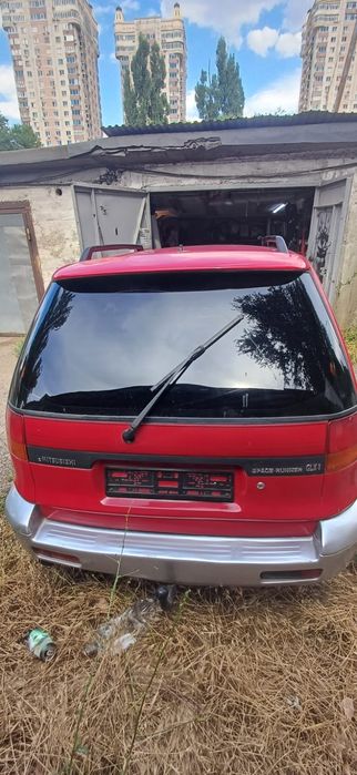 Машина Mitsubishi Space runner