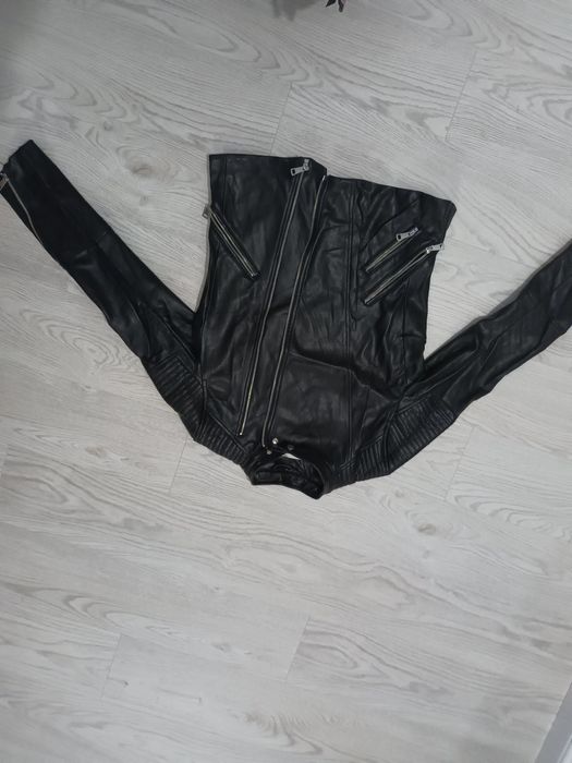 Geaca nouă/ bine întreținută