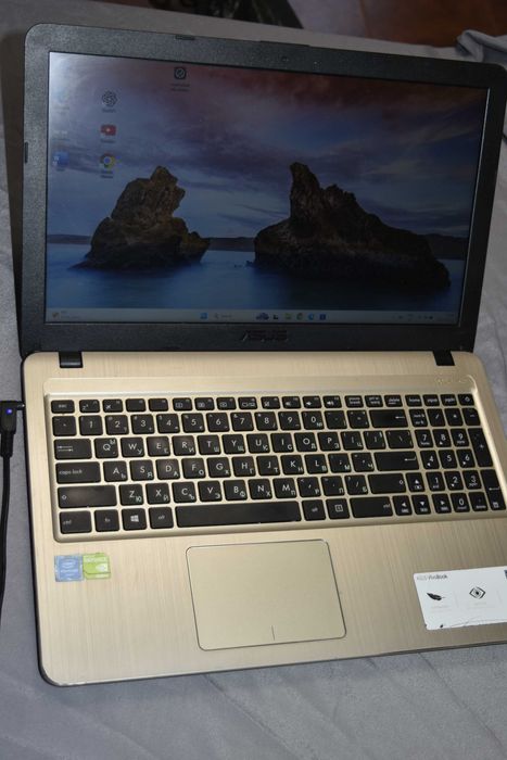 ASUS X540N 4 ядрен процесор видео карта SSD Full HD - раница